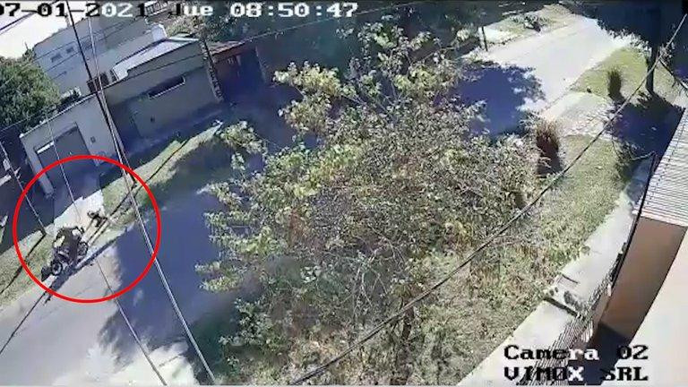 Brutal robo en La Plata: un motochorro arrastró a una mujer por la calle