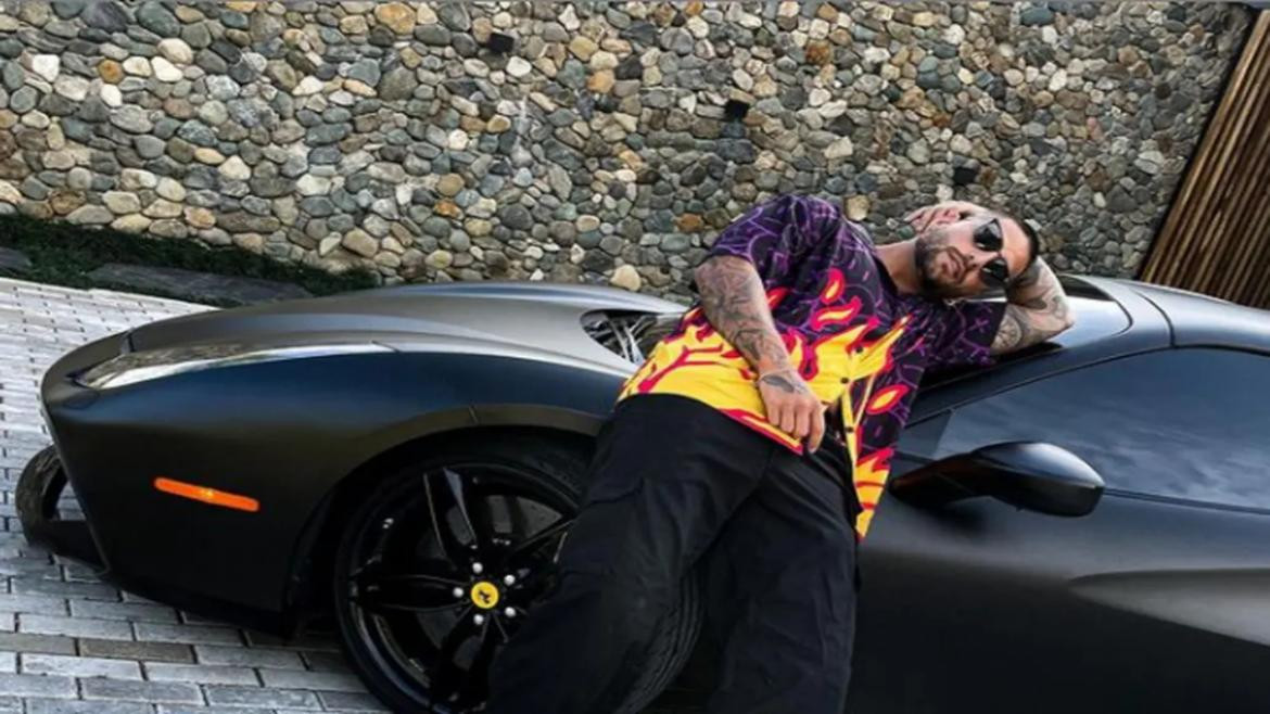 Maluma detenido en su Ferrari en un puesto de control de tránsito