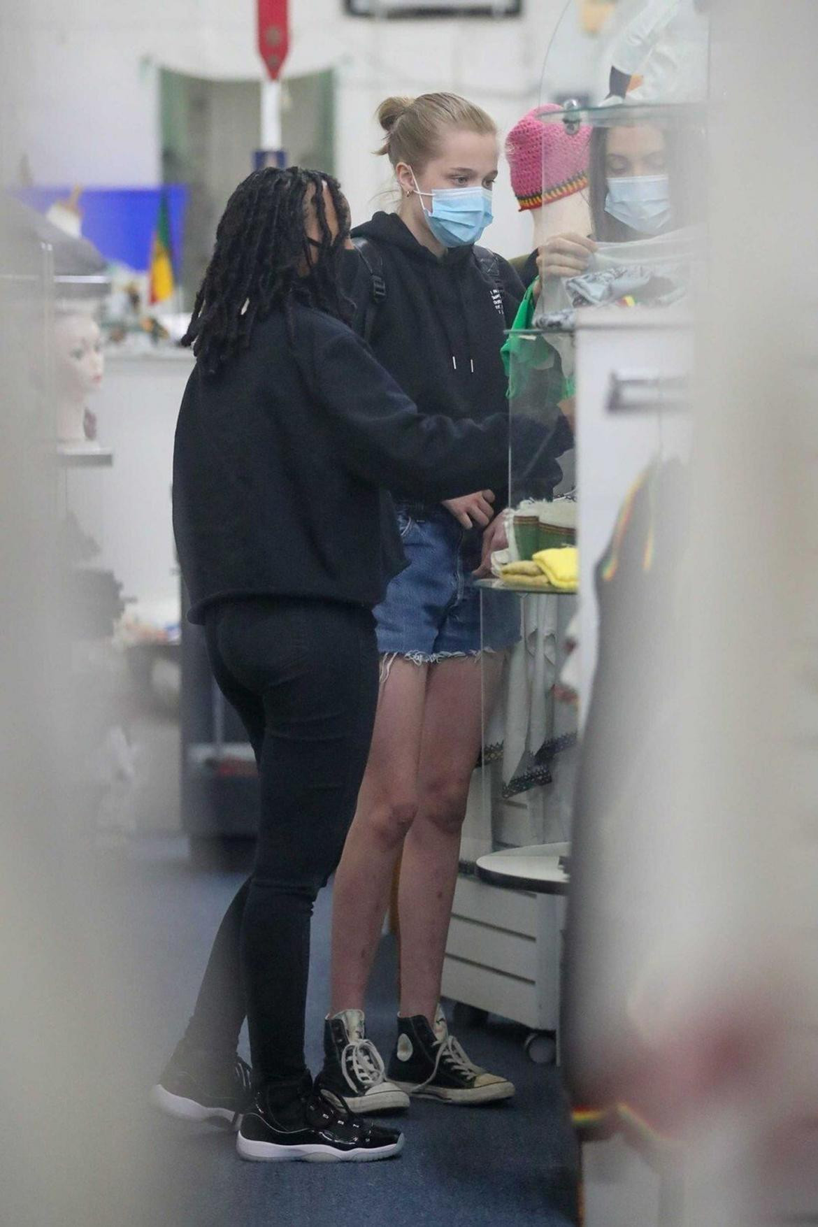 John, el hijo trans de Angelina Jolie y Brad Pitt salió de compras a una tienda de Los Ángeles