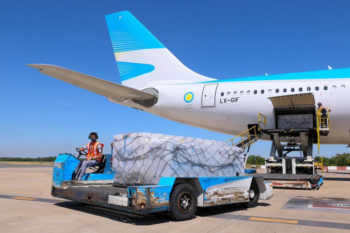 Llegada del avión de Aerolíneas Argentinas procedente de Rusia con 300 mil dosis de la vacuna Sputnik V, 24 de diciembre de 2020, NA