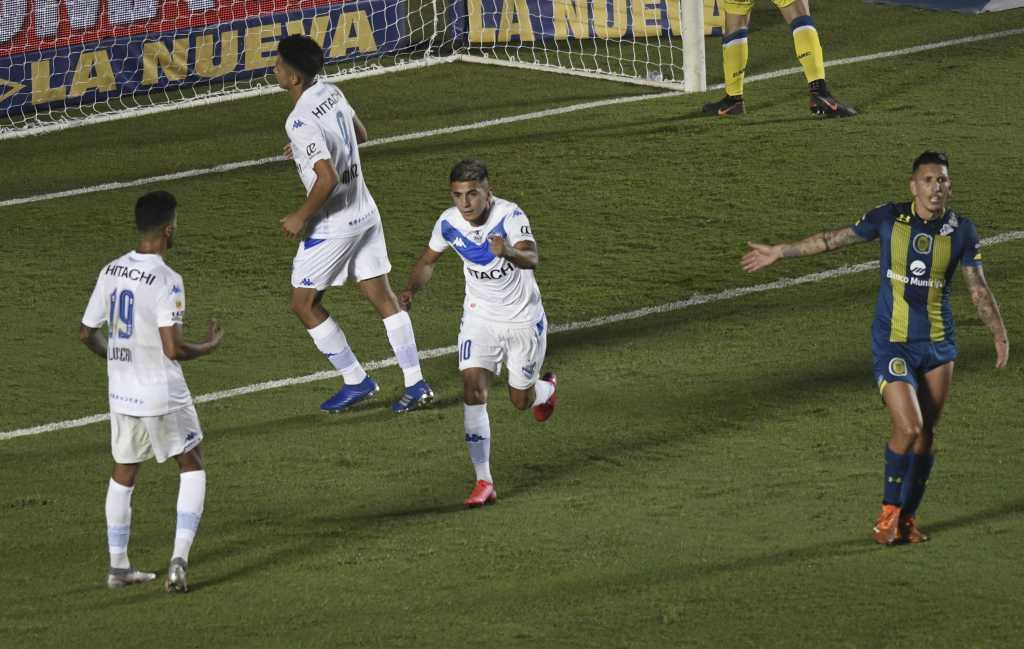 Thiago Almada festeja el segundo gol de Velez frente a Rosario Central