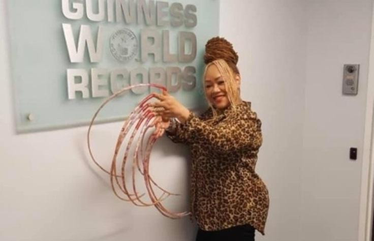 Mujer con las uñas más largas del mundo, Foto: Guinnes World Records
