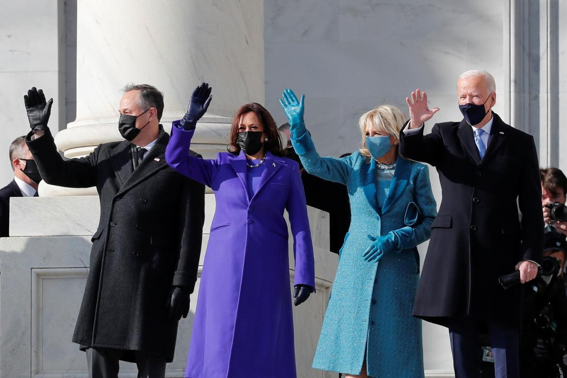 Joe Biden y Kamala Harris ingresando al capitolio para la jura, REUTERS