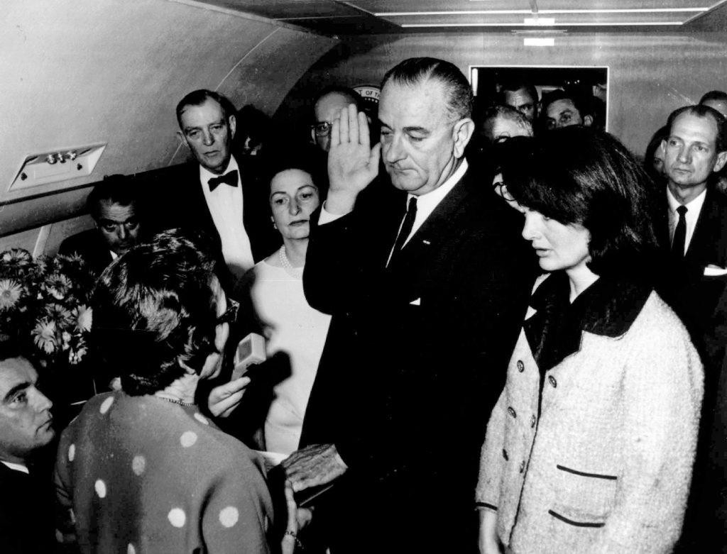 Lyndon B. Johnson juró como presidente en el avión presidencial, el 22 de noviembre de 1963, después del asesinato del presidente John F. Kennedy