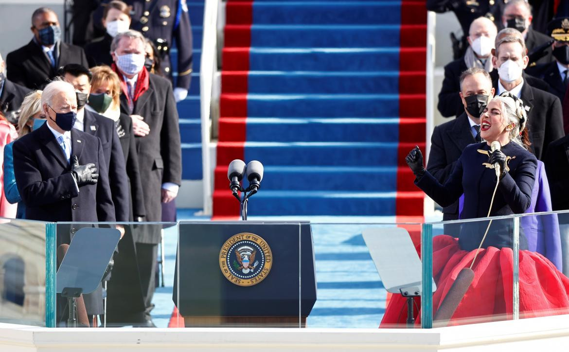 Joe Biden junto a Lady Gaga en asunción presidencial, Estados Unidos, REUTERS