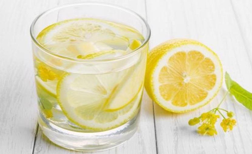 Agua con limón
