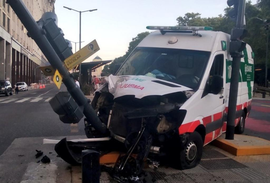 Para evitar un choque, una ambulancia del SAME se incrustó contra un semáforo, Foto Julián Amado (Twitter)