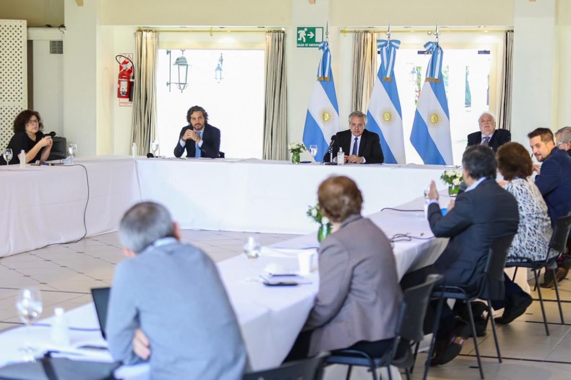 Alberto Fernández y el comité de expertos médicos y científicos