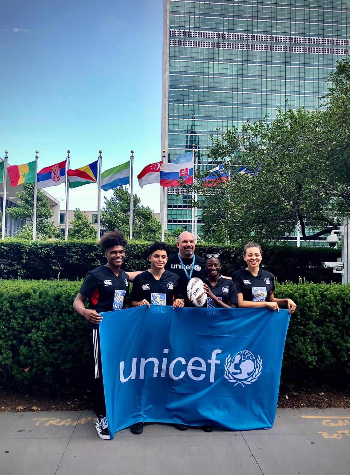 Matias Delfino con un grupo de jóvenes en la sede de ONU en Nueva York