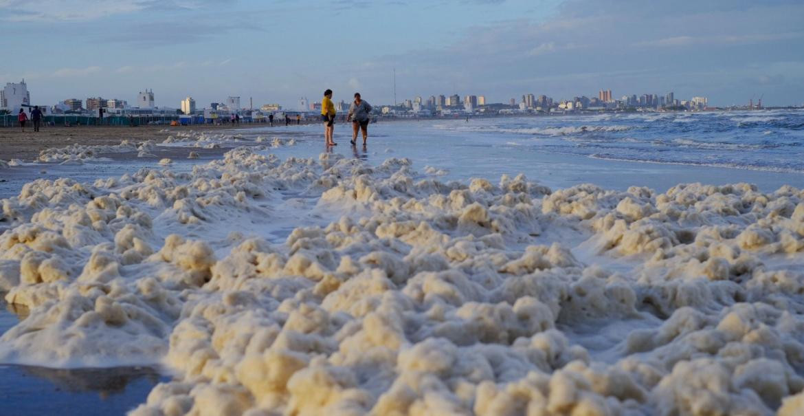 Mar del Plata sorprende con un extraño fenómeno que llena sus playas de espuma