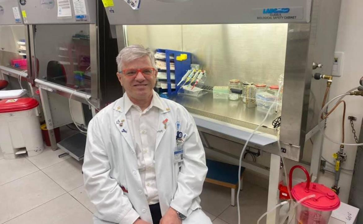 El profesor Nadir Arber, con 20 años de experiencia en virus, encabezó el nuevo tratamiento israelí