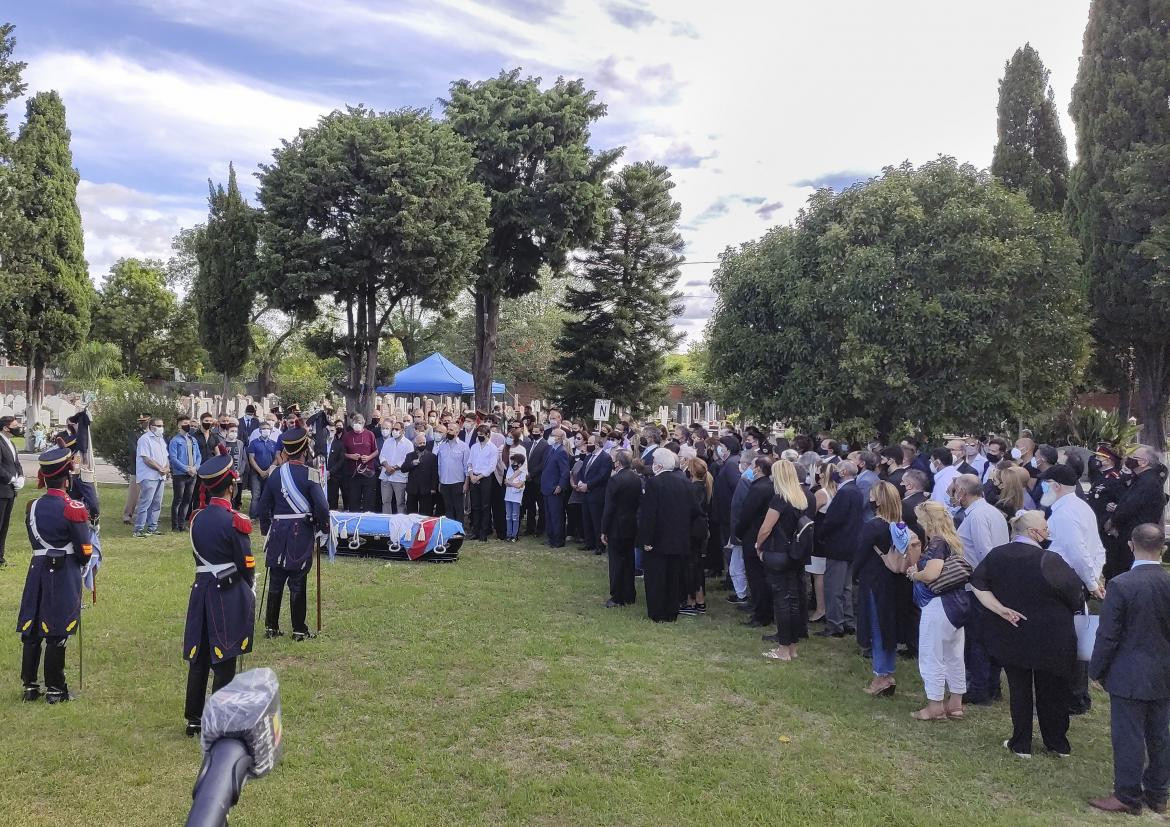 Inhumaron los restos del ex presidente Carlos Menem en el Cementerio Islámico de La Tablada, NA	