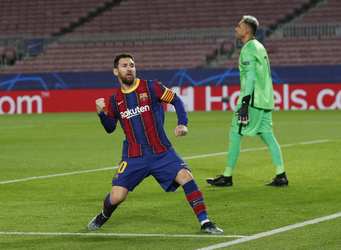 Festejo de Messi para el Barcelona ante el PSG, REUTERS