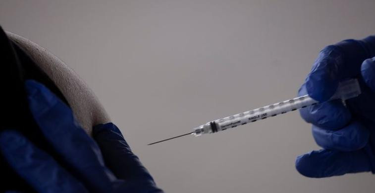 Trabajador recibe una inyección de la vacuna de Pfizer, Reuters