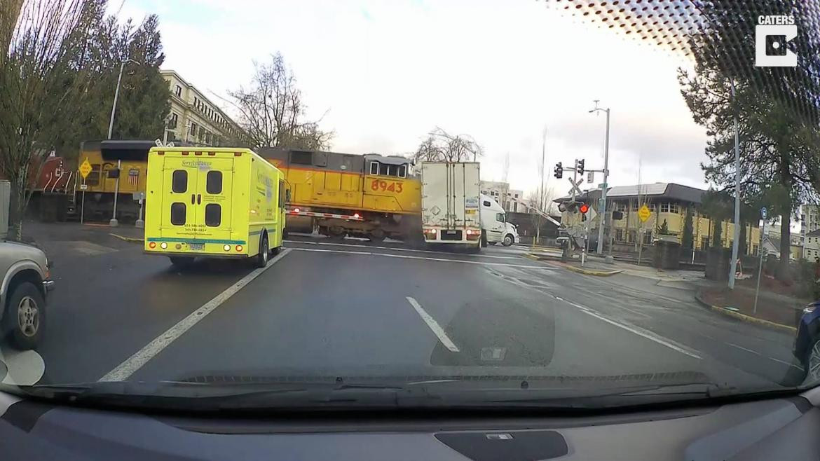 Un conductor captura en vídeo el choque de un tren con el remolque de un camión