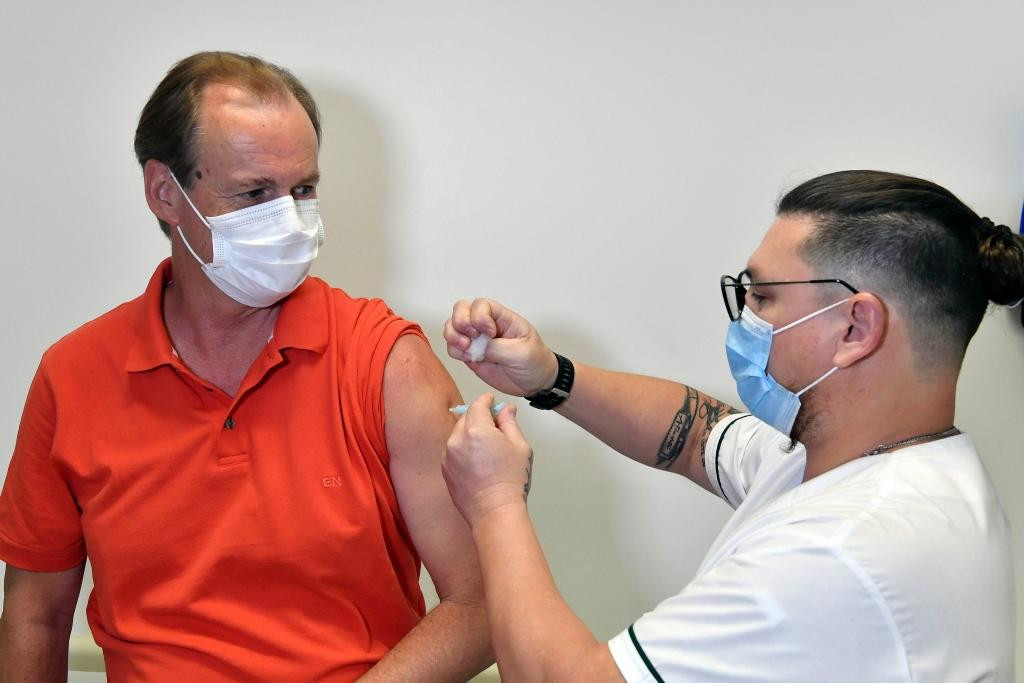 Gustavo Bordet, gobernador de Entre Ríos, se vacuna contra el coronavirus, NA