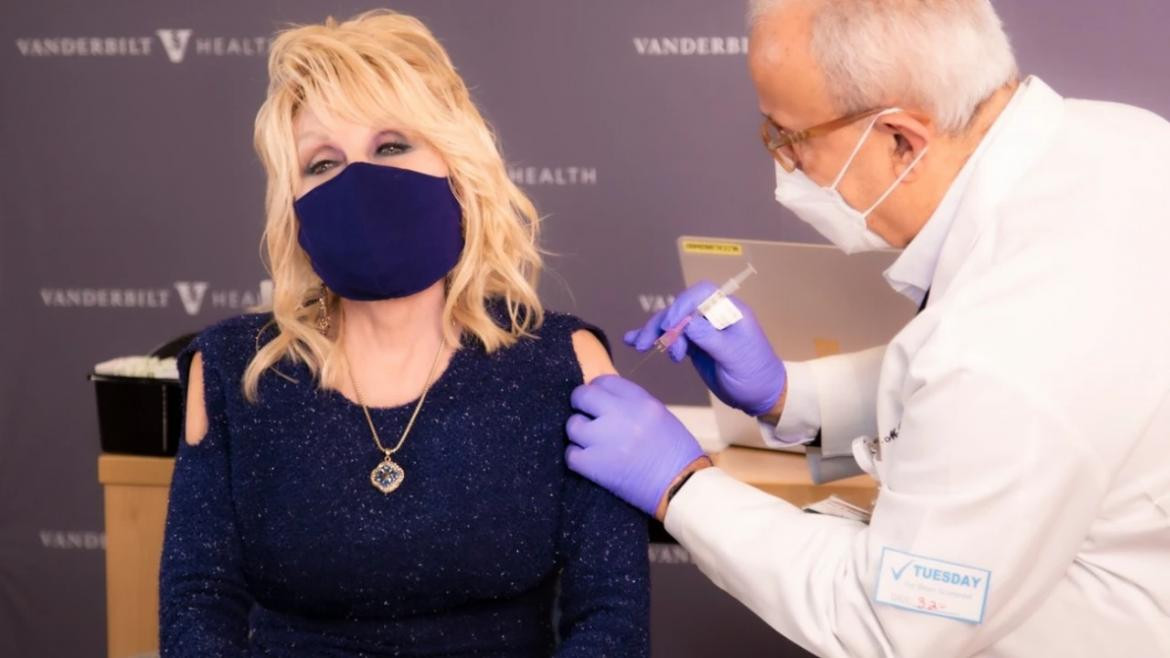 Dolly Parton se dio la vacuna de Moderna contra el coronavirus