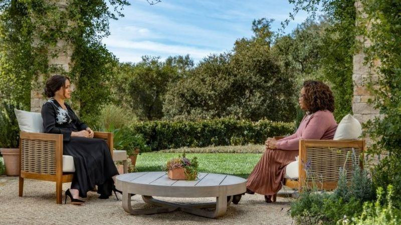 Meghan Markle y el príncipe Harry con Oprah Winfrey, REUTERS