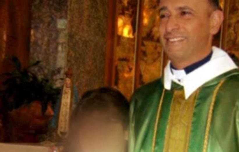 ex sacerdote Carlos Eduardo José, acusado de abusar nueve años de una alumna