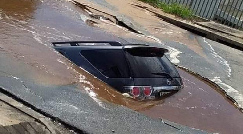 Auto se lo traga la tierra en medio de una inundación, Sudáfrica