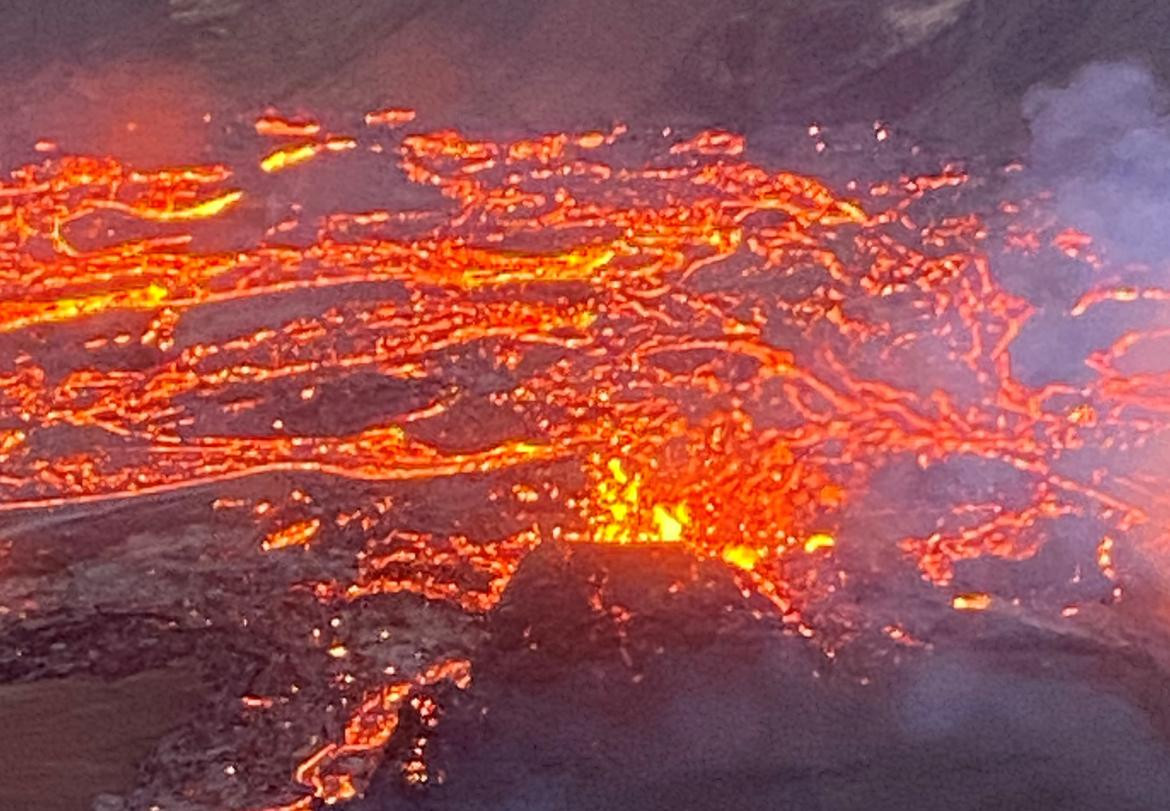Río de lava en Islandia tras la erupción de un volcán, REUTERS