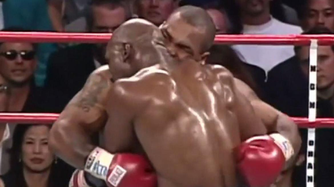 Evander Holyfield ante Mike Tyson en la pelea histórica, boxeo
