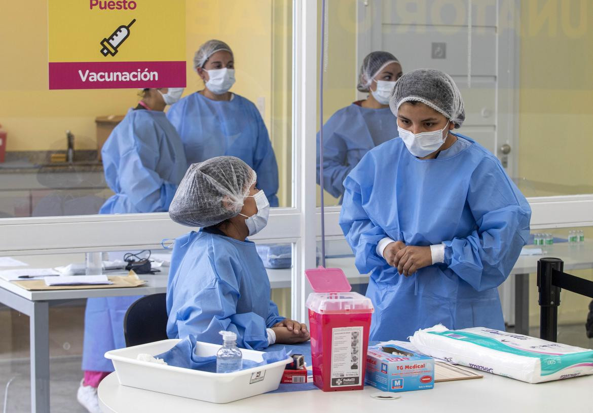 Médicos y enfermeros en pleno trabajo en pandemia, coronavirus en Argentina, NA