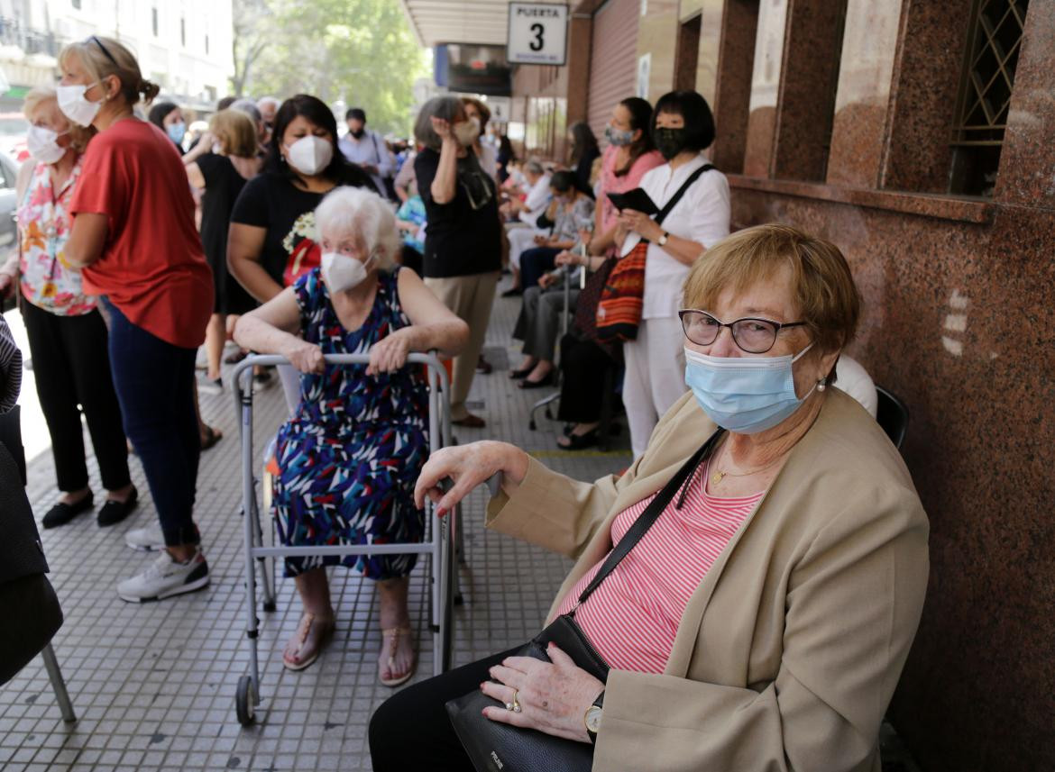 Vacunación de adultos mayores en la Ciudad, coronavirus en Argentina, Luna Park, NA