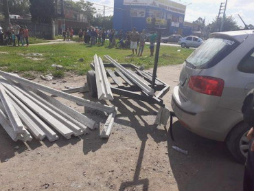 Florencio Varela: una nena murió aplastada por vigas que se soltaron de una camioneta