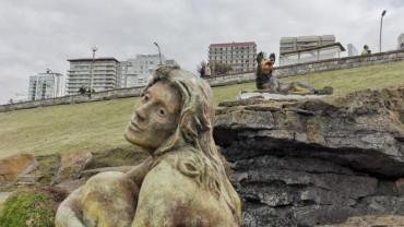 Apareció una nueva escultura anónima en la costa de Mar del Plata