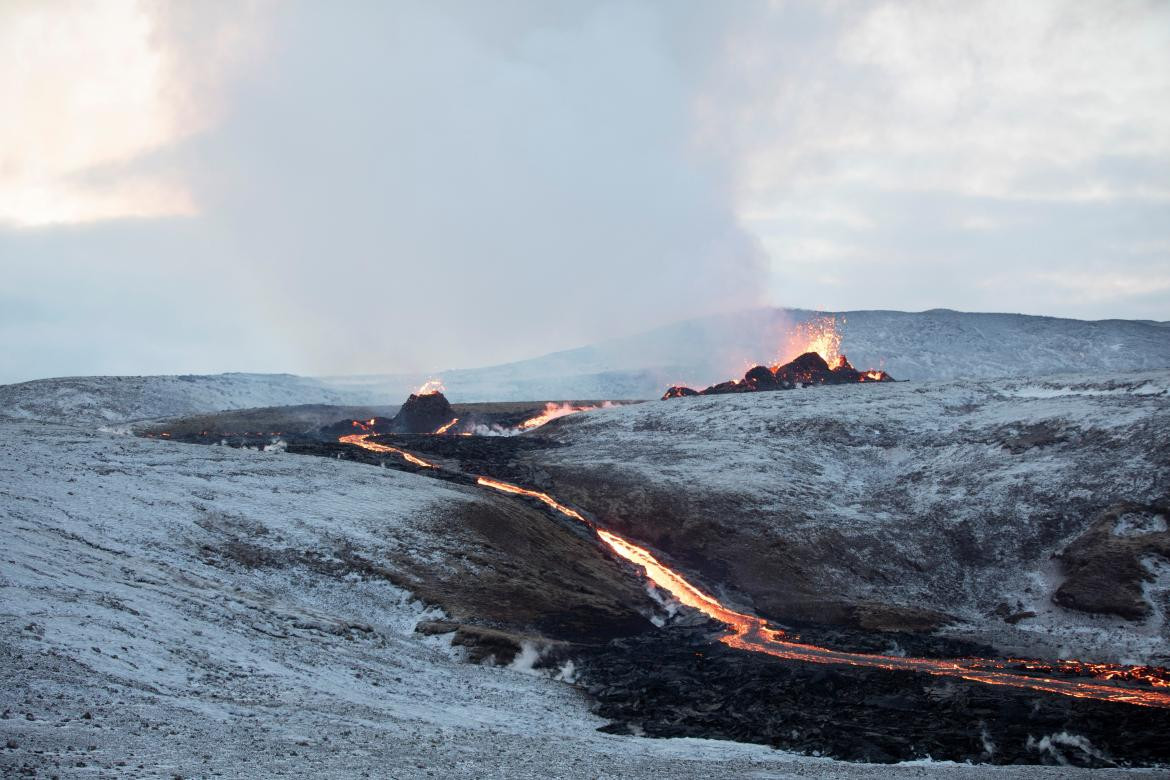 Volcán Fagradalsfjall cerca de la capital islandesa, REUTERS
