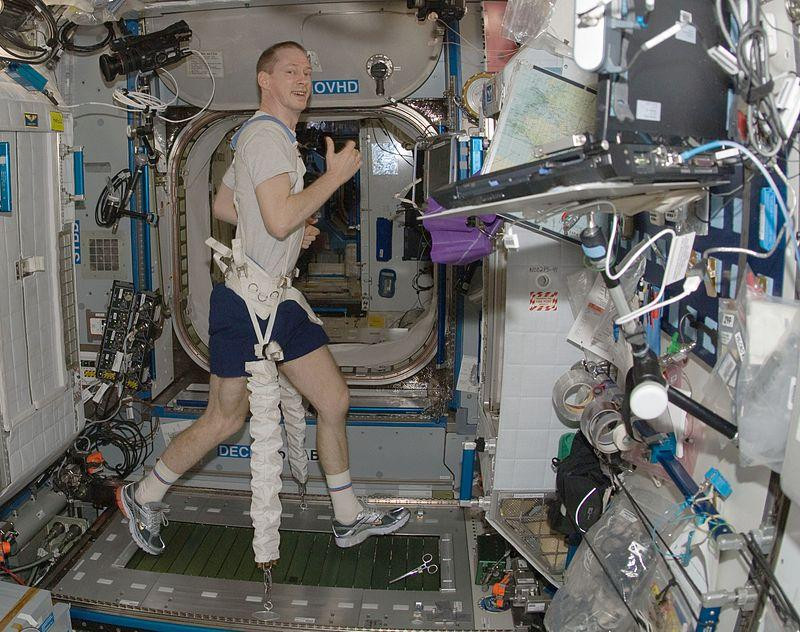 Astronauta de la ISS haciendo ejercicio