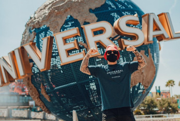 De vacaciones como un niño: el disfrute de Maluma en los parques de Universal