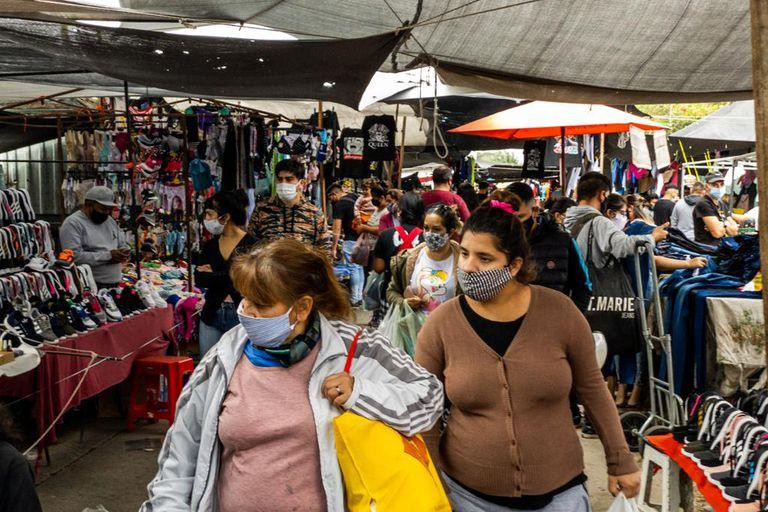 Feria en el conurbano con multitudes en medio de la pandemia
