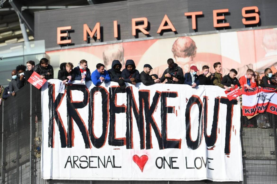 Protesta de hinchas de Arsenal, fútbol internacional