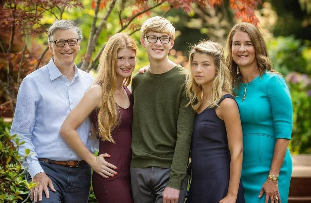 Bill y Melinda Gates junto a sus hijos