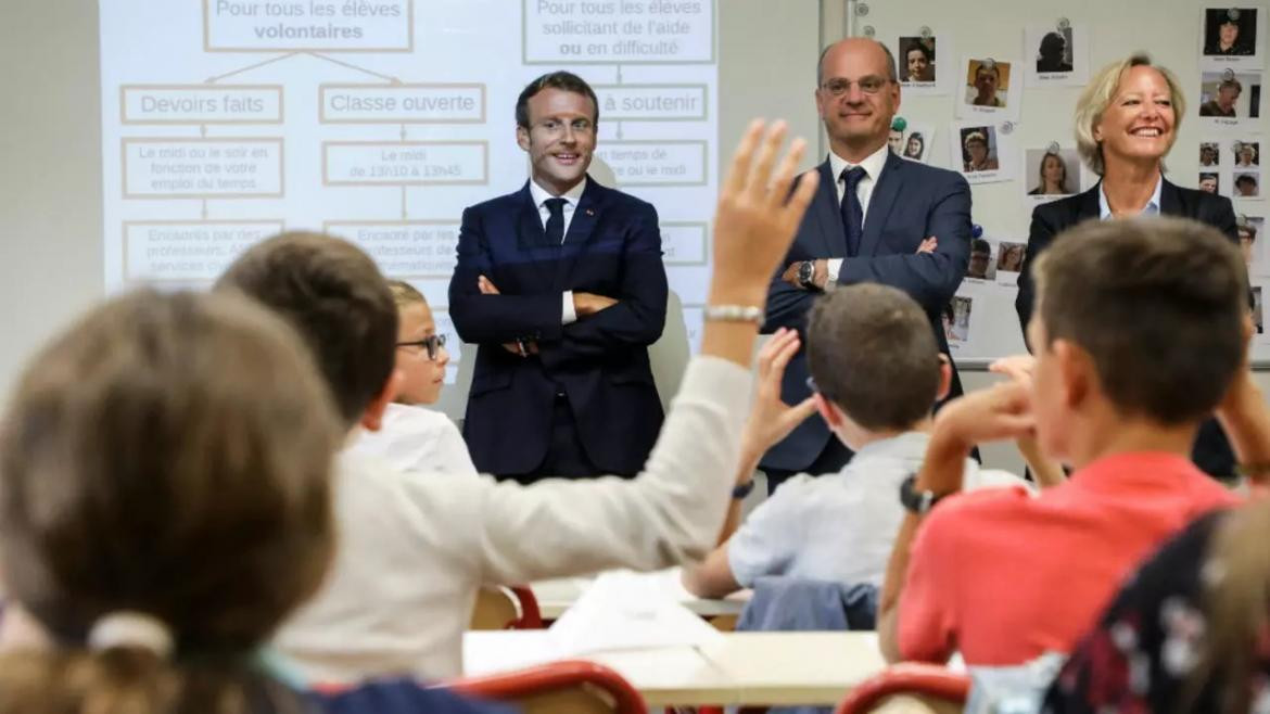 Emmanuel Macron, en una escuela de Francia.