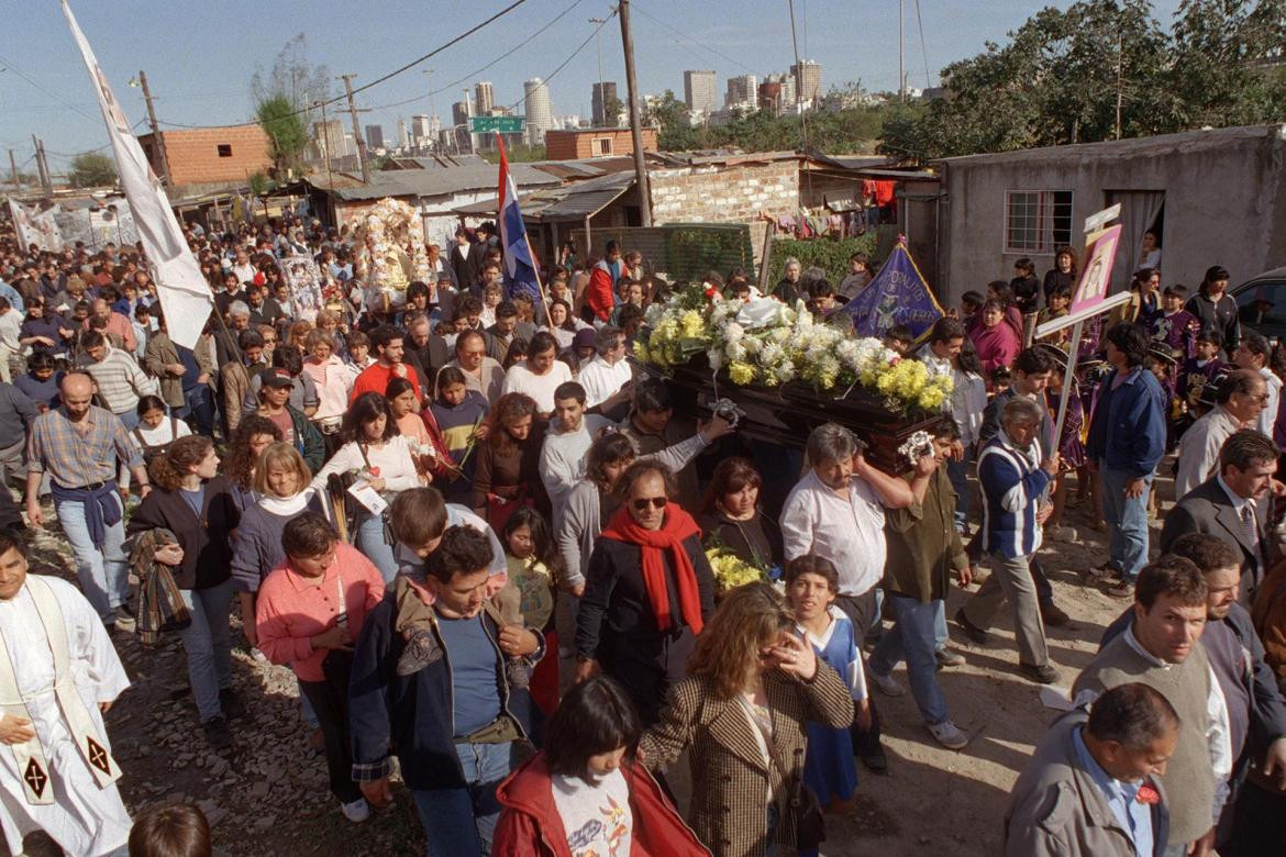 El cuerpo del padre Mugica, que fue sepultado en Recoleta, regresa a la Villa en 1999, para descansar en la parroquia Cristo Obrero