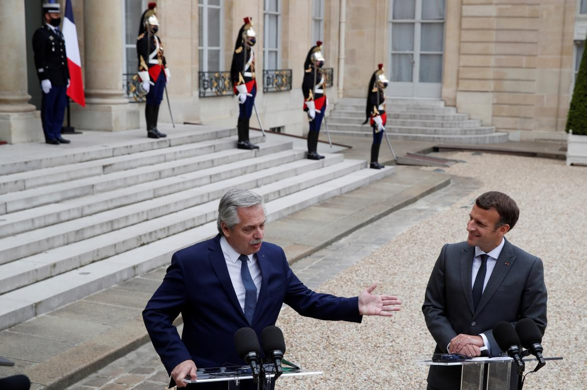 Alberto Fernández con Emmanuel Macrón, París, Reuters
