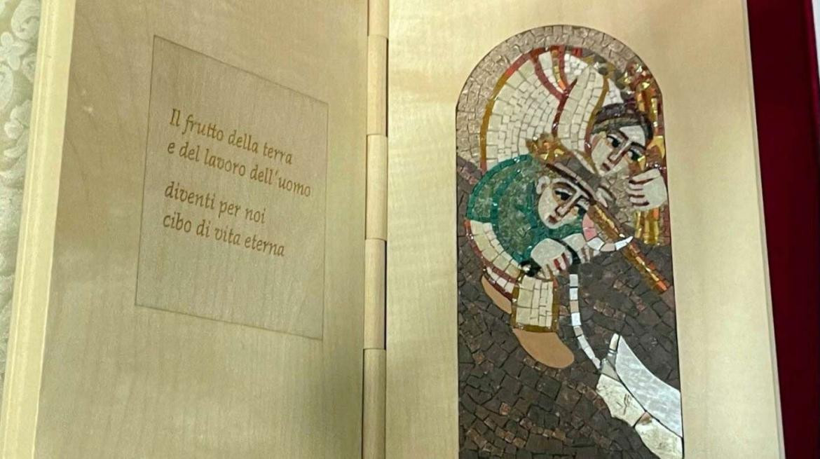 El mosaico que el Papa le obsequió al Presidente, Foto: Télam