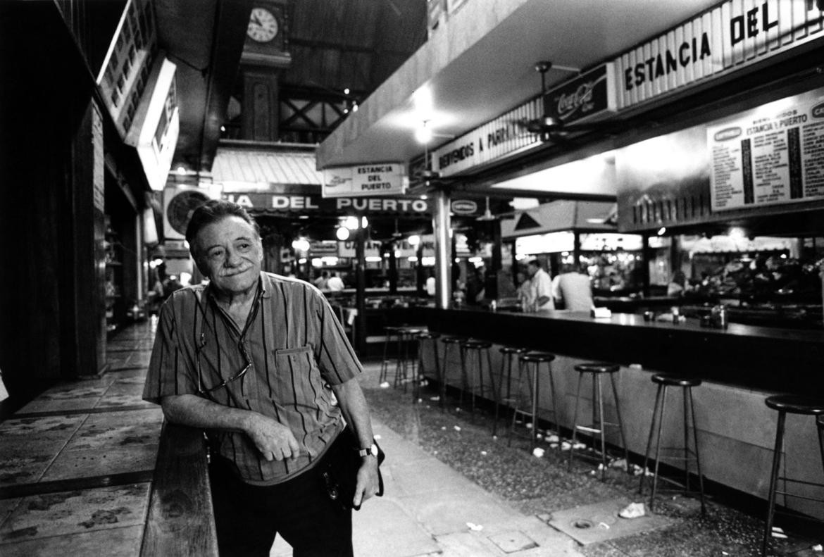 Mario Benedetti en el Mercado del Puerto, Montevideo