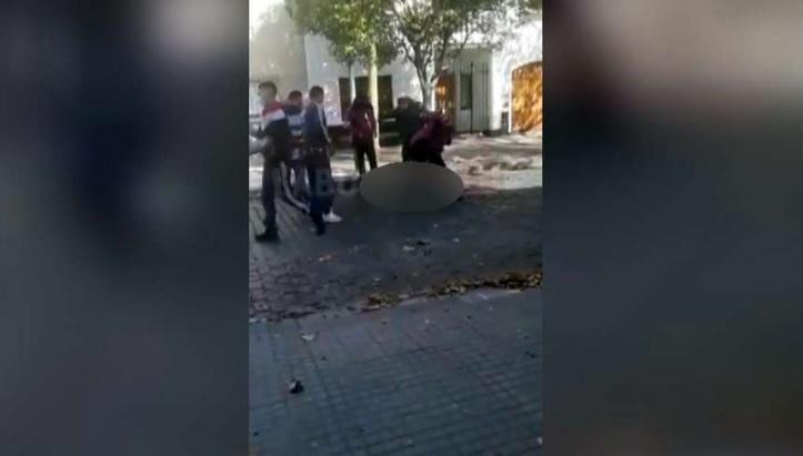 Golpiza de trabajadores de estación de servicio a un delincuente en La Plata
