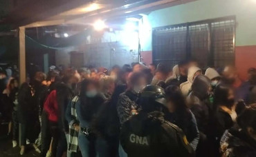 Falta de conciencia social en pandemia: desbarataron masiva fiesta clandestina con más de 140 personas