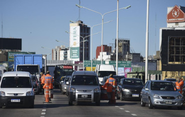 Caos vehicular y embotellamientos por controles en accesos a Ciudad de Buenos Aires pese al feriado