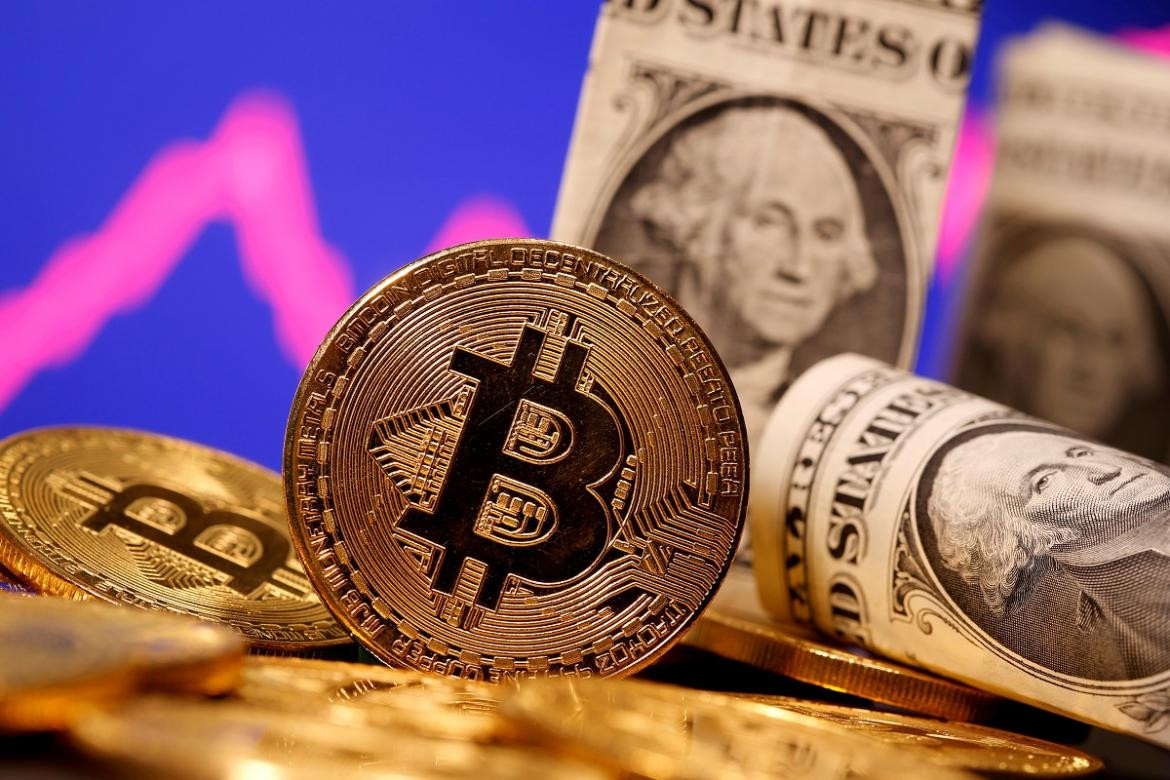 Bitcoin y dólares, criptomoneda, economía, Reuters.