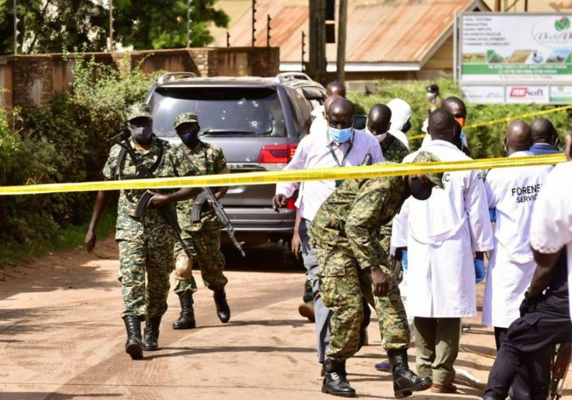 El ministro de Transporte de Uganda sobrevivió a un tiroteo en el que mueren su hija y su chofer