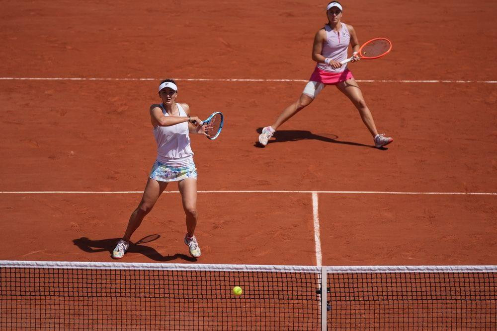Nadia Podoroska junto a Irina Begu en Roland Garros