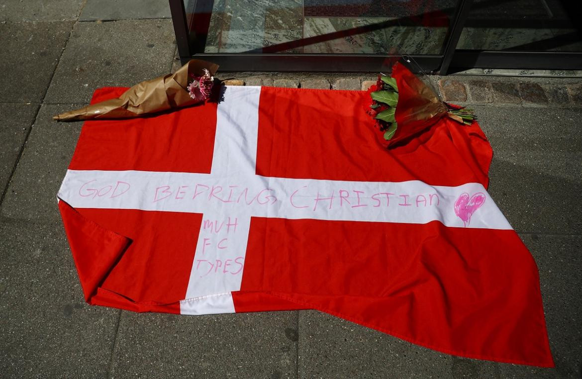 Bandera en la puerta del hospital donde esta itnernado Christian Eriksen, Reuters.
