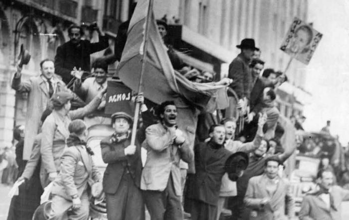 Manifestantes leales al gobierno llevan un estandarte con la imagen de Evita, Archivo General de la Nación