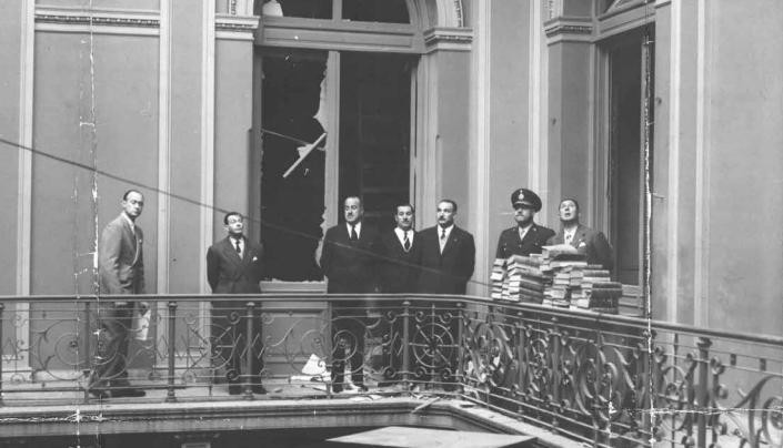 En el interior de la Casa de Gobierno, el presidente Perón observa los destrozos ocasionados por las bombas, Archivo General de la Nación
